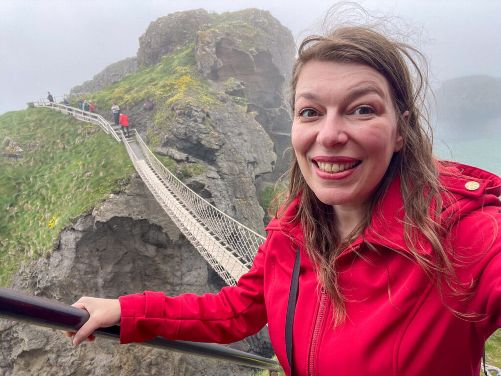 Paola Bertoni davanti al ponte di corda Carrick-a-Rede, in Irlanda del Nord