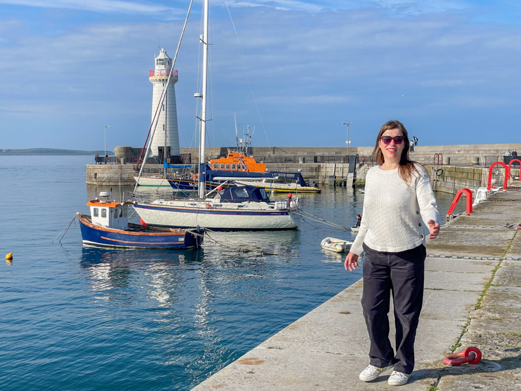 Paola Bertoni davanti al faro di Donaghadee, Contea di Down, Irlanda del Nord