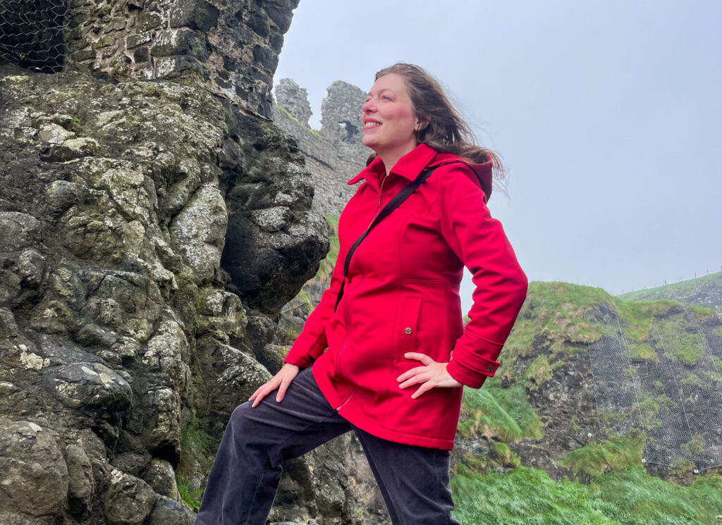 Paola Bertoni alle rovine del Castello di Dunluce, in Irlanda del Nord
