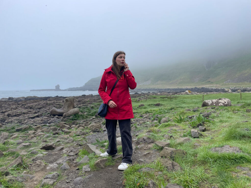 Paola Bertoni ascolta l'audioguida del Selciato del Gigante, in Irlanda del Nord