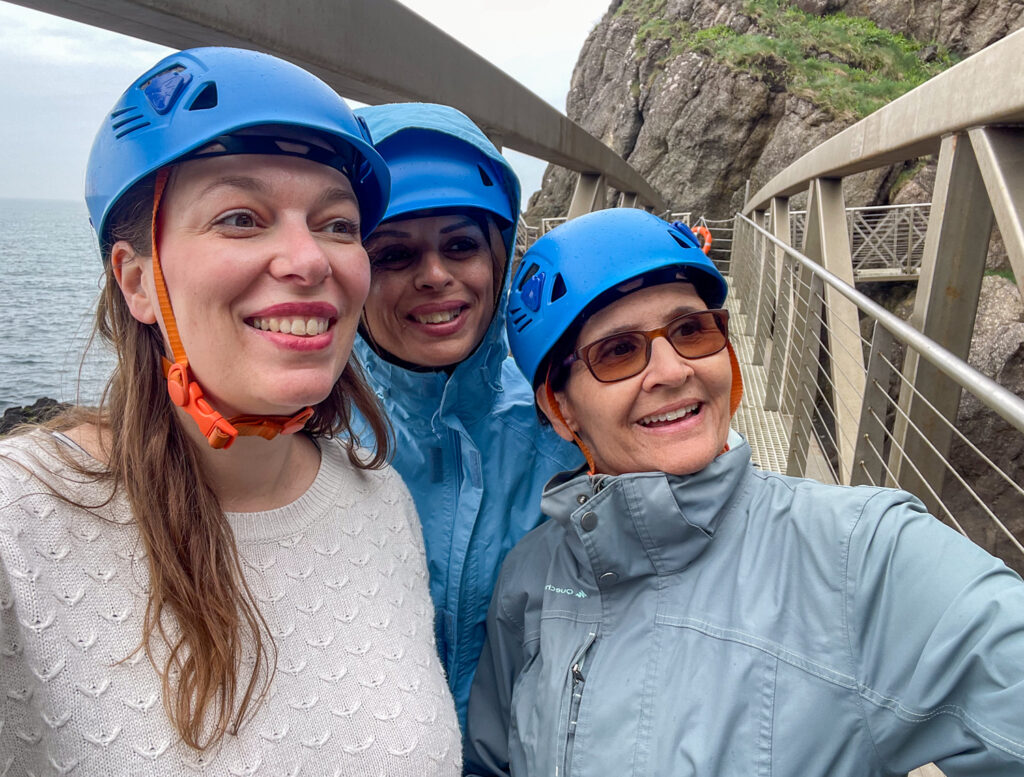 Paola Bertoni, Lucia Speziale e Marina Fiorenti lungo il sentiero The Gobbins in Irlanda del Nord