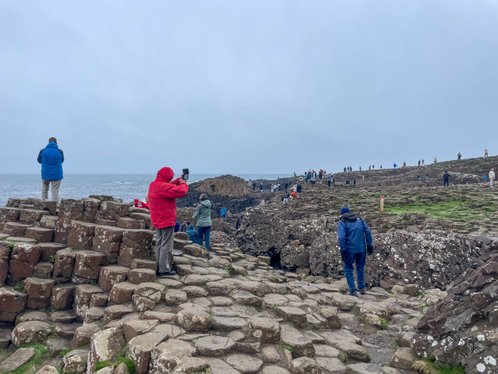 Visitatori al Selciato del Gigante, in Irlanda del Nord, durante un giorno non affollato