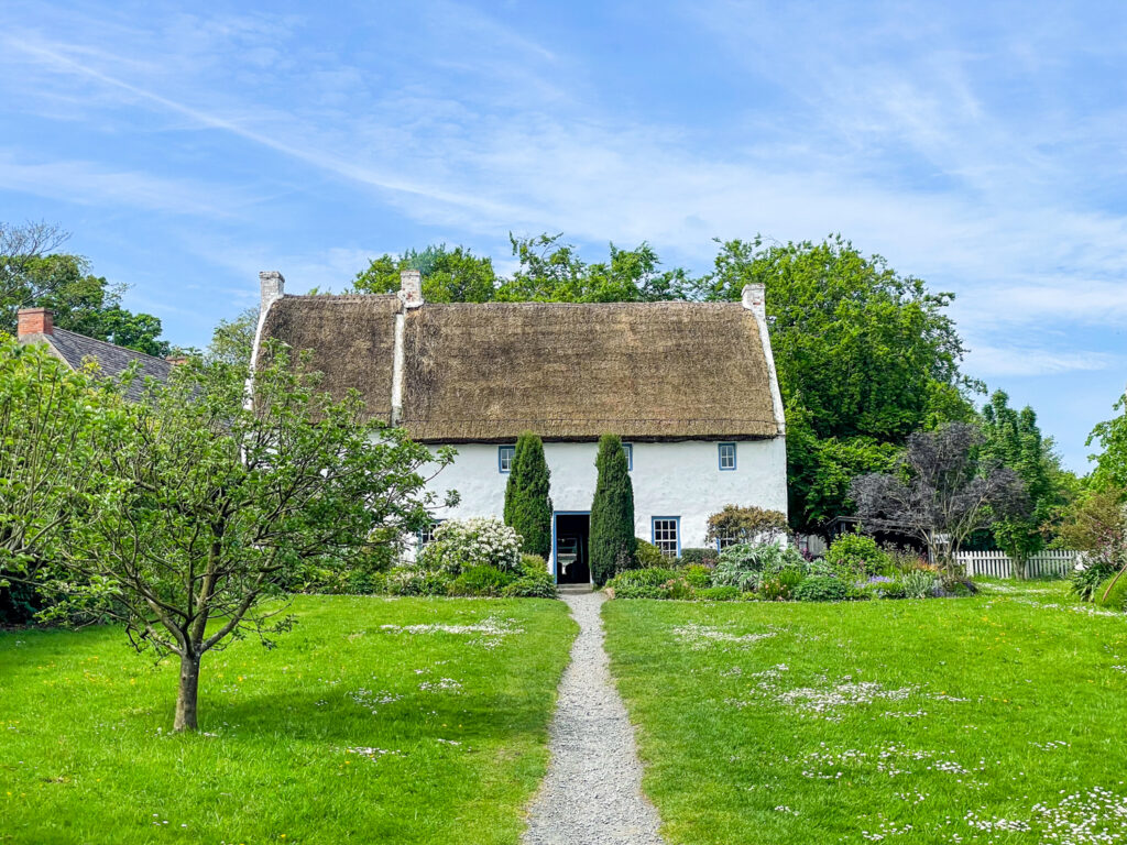 Cottage con tetto di paglia all'Ulster Folk Museum