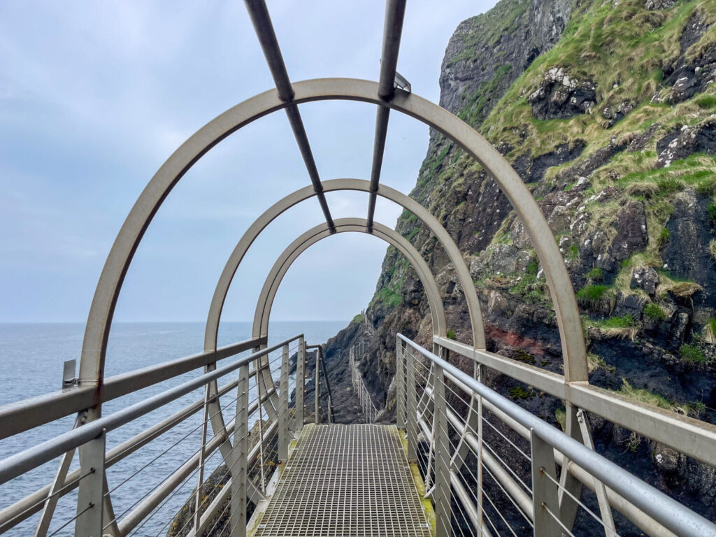 Il famoso ponte Tubolar Bridge a The Gobbins, Irlanda del Nord