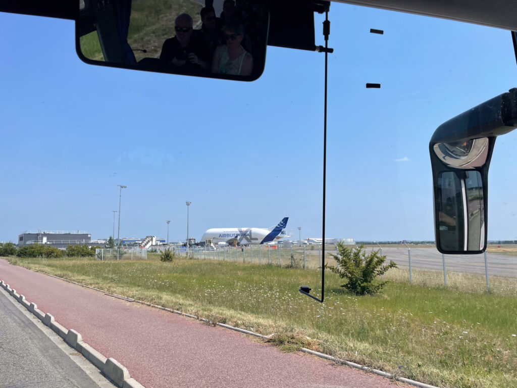 Foto dell'Airbus Beluga XL scattata dal bus turistico di Airbus, prima di entrare nel sito di produzione di Tolosa