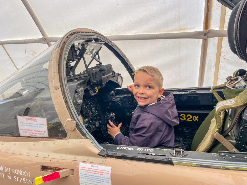 Ben Bertoni in una cabina di pilotaggio al Museo dell'Aviazione di Norwich