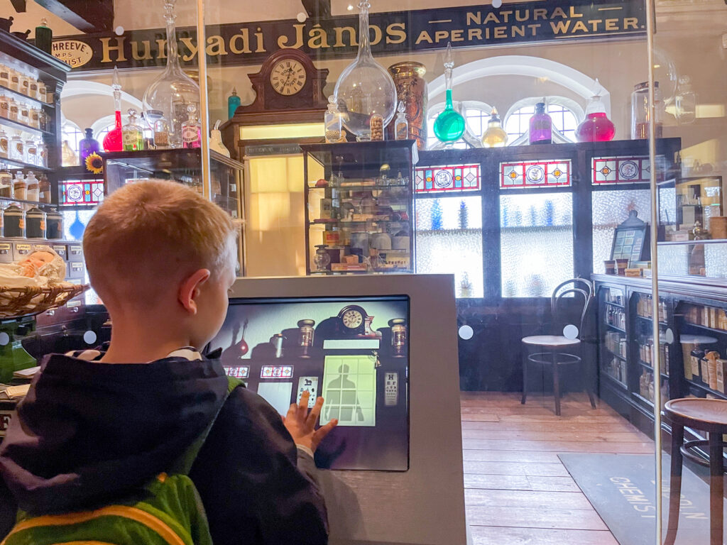 Ben Bertoni nella ricostruzione di un'antica farmacia al Museo di Norwich al Bridewell