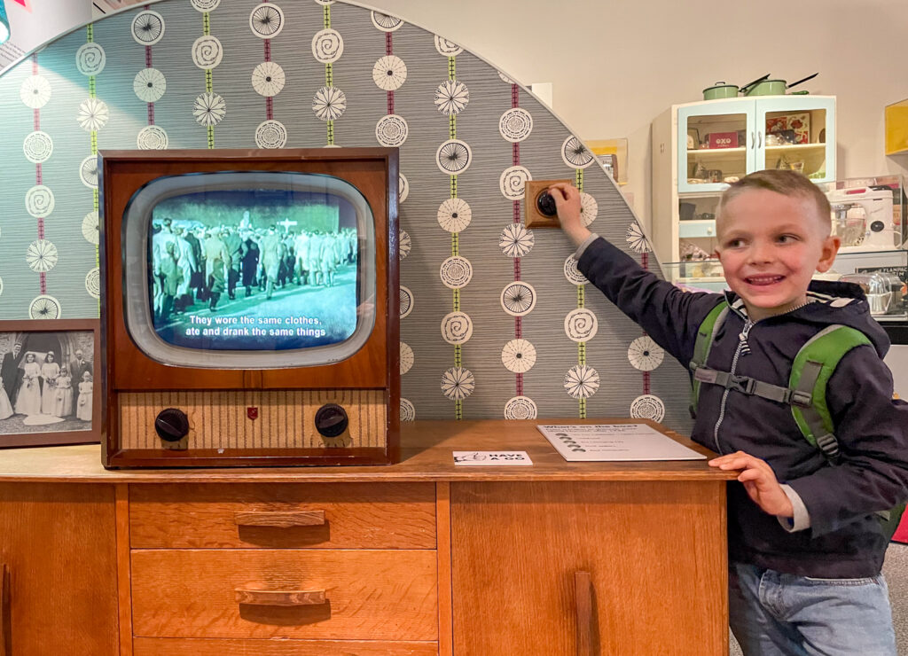 Ben Bertoni nella ricostruzione di un salotto degli anni '50 del secolo scorso al Museo di Norwich al Bridewell