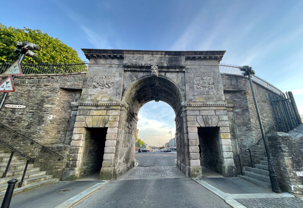 Porta del Vescovo (Bishop Gate) a Derry, Irlanda del Nord