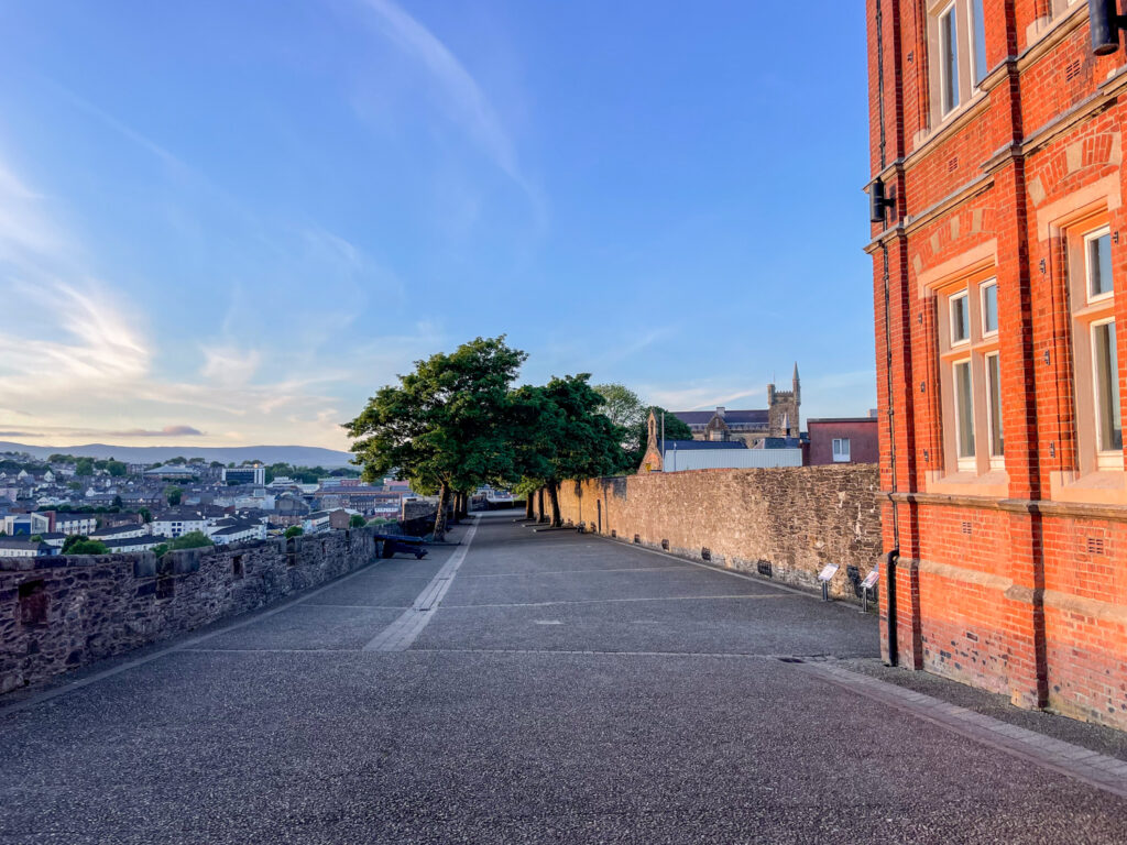 Camminata sulle mura perimetrali di Derry, Irlanda del Nord