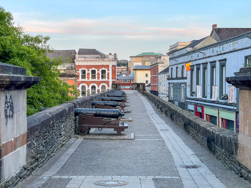 Camminata sulle mura di cinta di Derry, Irlanda del Nord