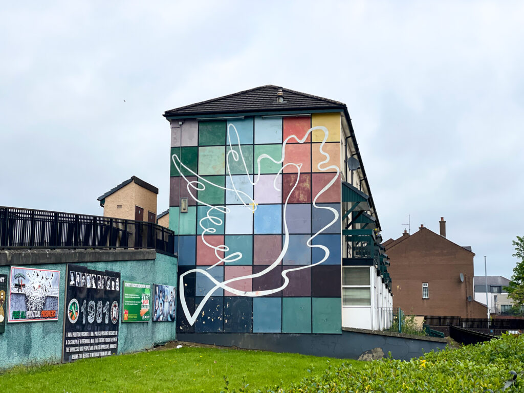 Murale con la colomba della pace nella zona di Bogside, Derry