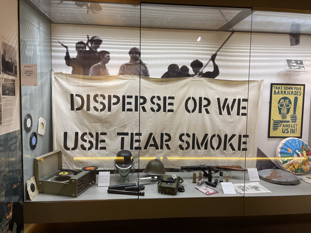 Striscione della polizia al Museo di Free Derry