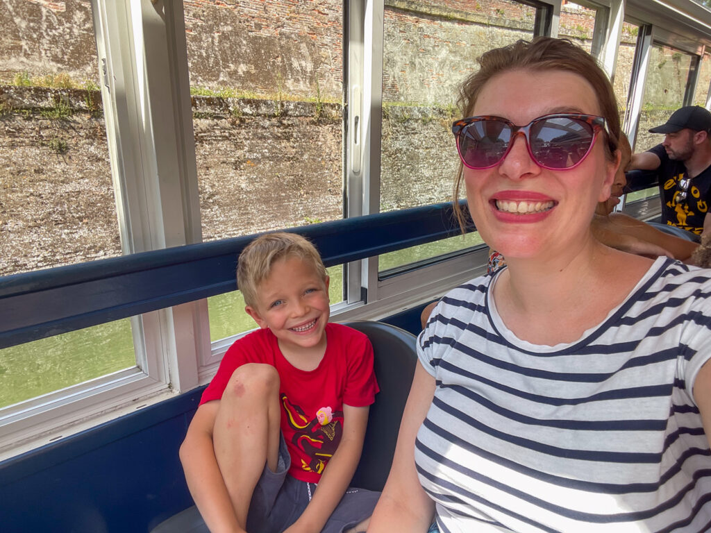 Paola e Ben Bertoni in barca durante la crociera fluviale lungo il Canal du Midi a Tolosa