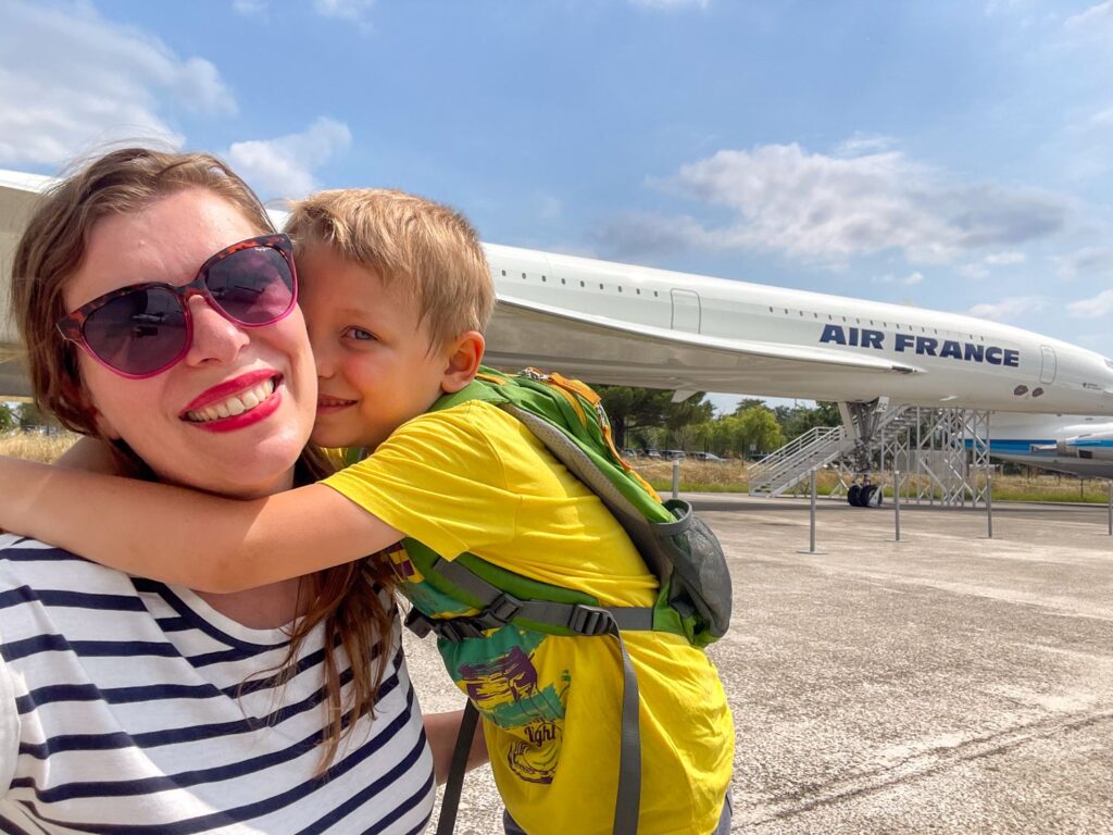 Paola e Ben Bertoni davanti all'aereo supersonico Concorde a Aeroscopia, Tolosa