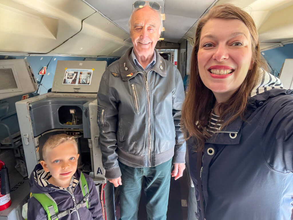 Paola e Ben Bertoni con un volontario del City of Norwich Aviation Museum all'interno del bombardiere Hawker Siddeley Nimrod