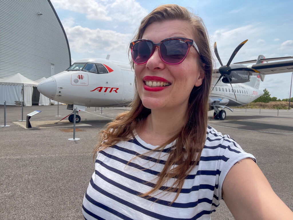Paola Bertoni davanti a un aereo ATR a Aeroscopia, Tolosa
