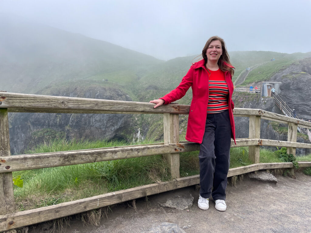 Paola Bertoni sull'isola di Carrick-a-Rede in Irlanda del Nord