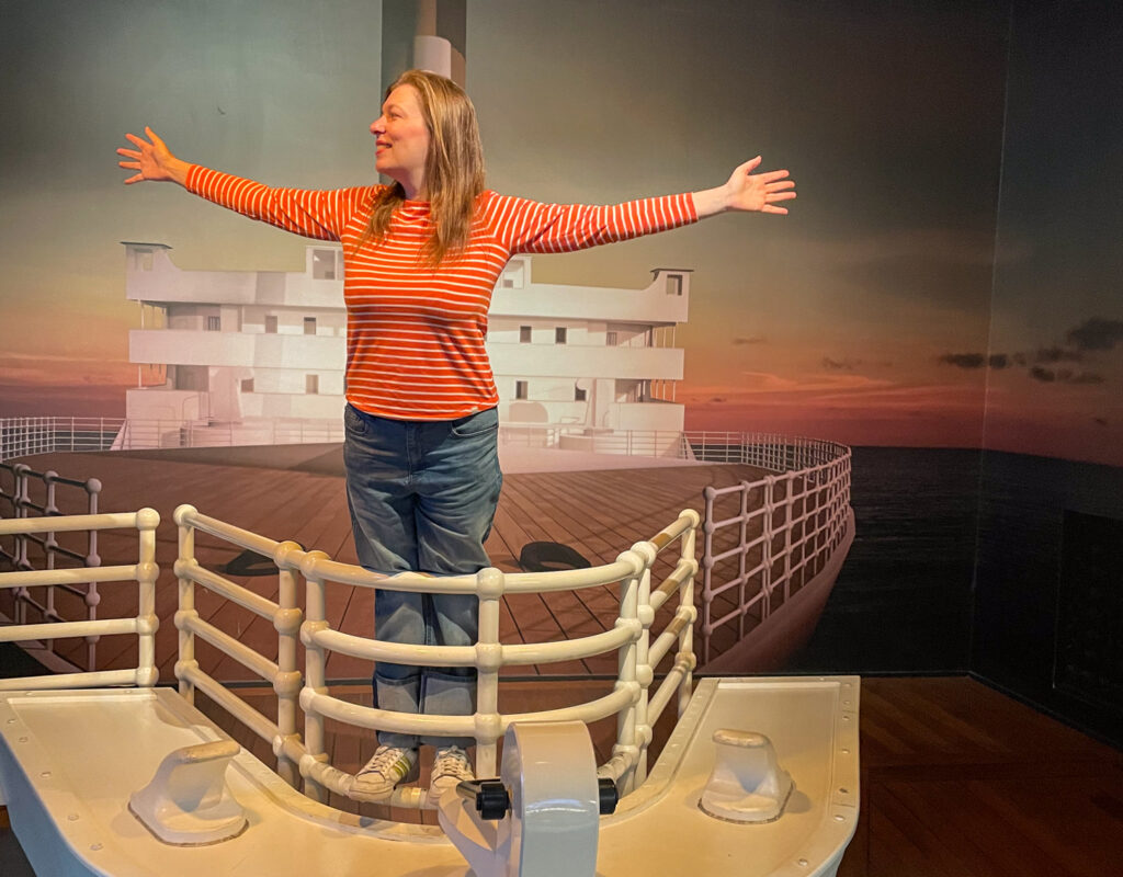 Paola Bertoni rivive la scena del film Titanic al Titanic Belfast