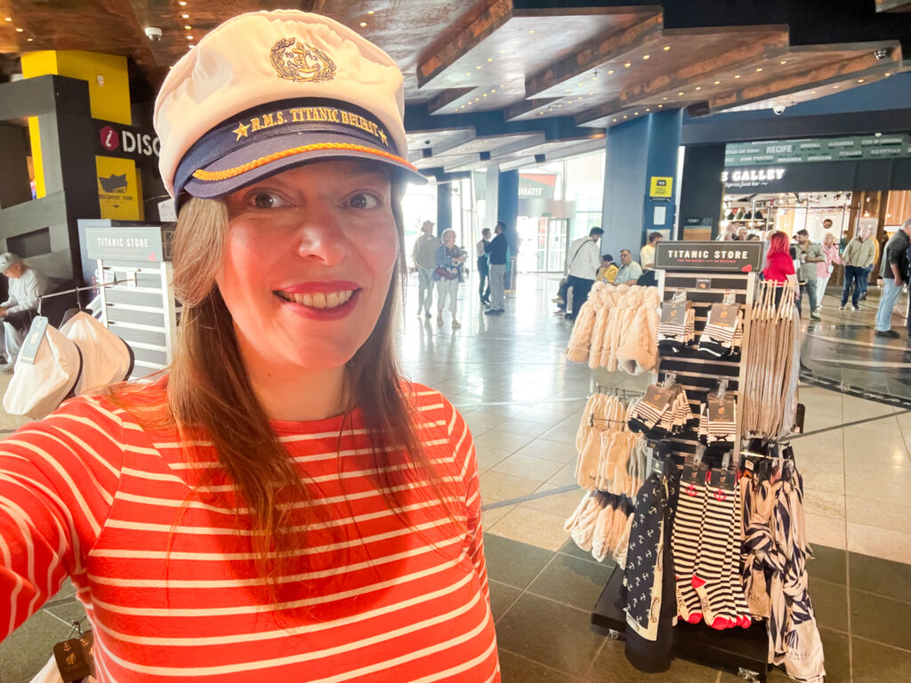 Paola Bertoni al negozio di souvenir del Titanic Belfast
