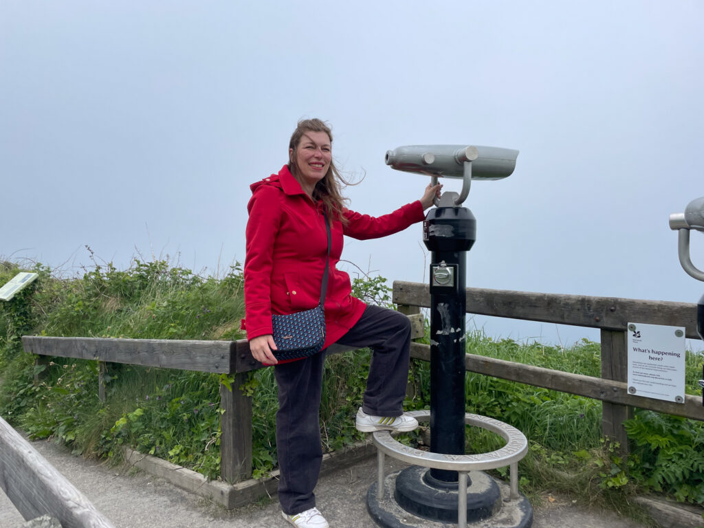 Paola Bertoni al punto panoramico di Carrick-a-Rede in Irlanda del Nord