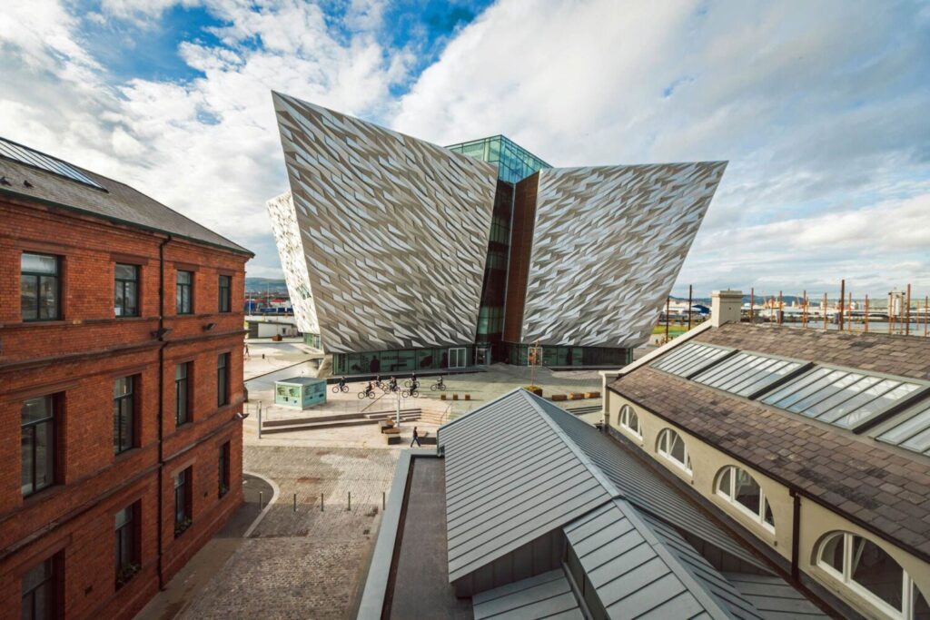 Vista del Titanic Quarter con il Titanic Belfast