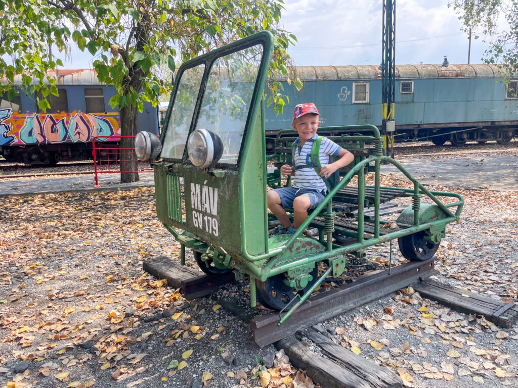 Ben Bertoni su un veicolo manuale esposto al Museo Ferroviario Ungherese di Budapest