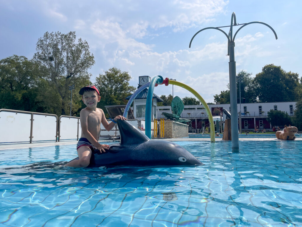 Ben Bertoni nella piscina per bambini ai Bagni Palatinus di Budapest
