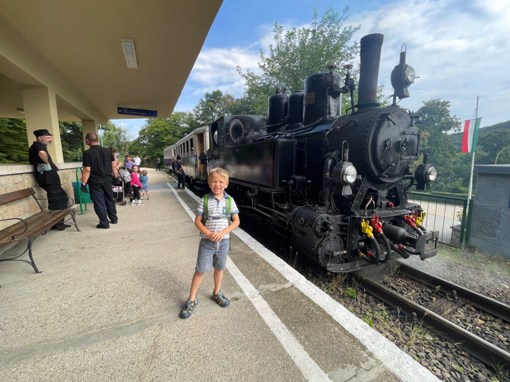 Ben Bertoni di fronte a una locomotiva a vapore alla stazione di Hűvösvölgy della Ferrovia dei Bambini di Budapest