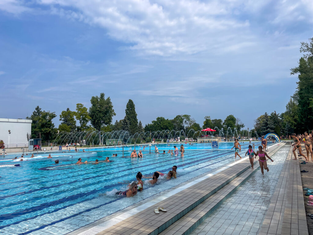 La piscina principale dei Bagni Palatinus di Budapest