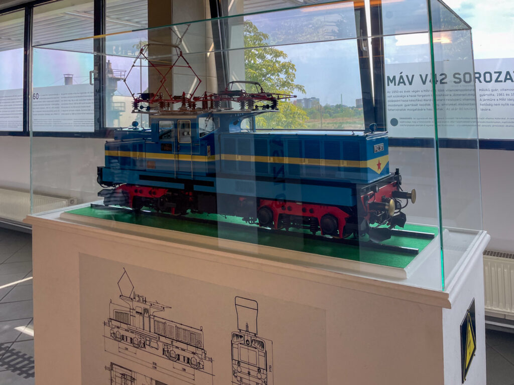 Modellino di locomotiva elettrica esposto al Museo Ferroviario Ungherese di Budapest