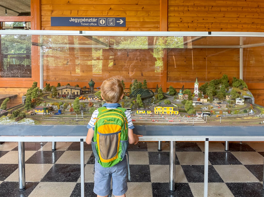Ben Bertoni davanti a un plastico ferroviario alla stazione di Hűvösvölgy della Ferrovia dei Bambini di Budapest