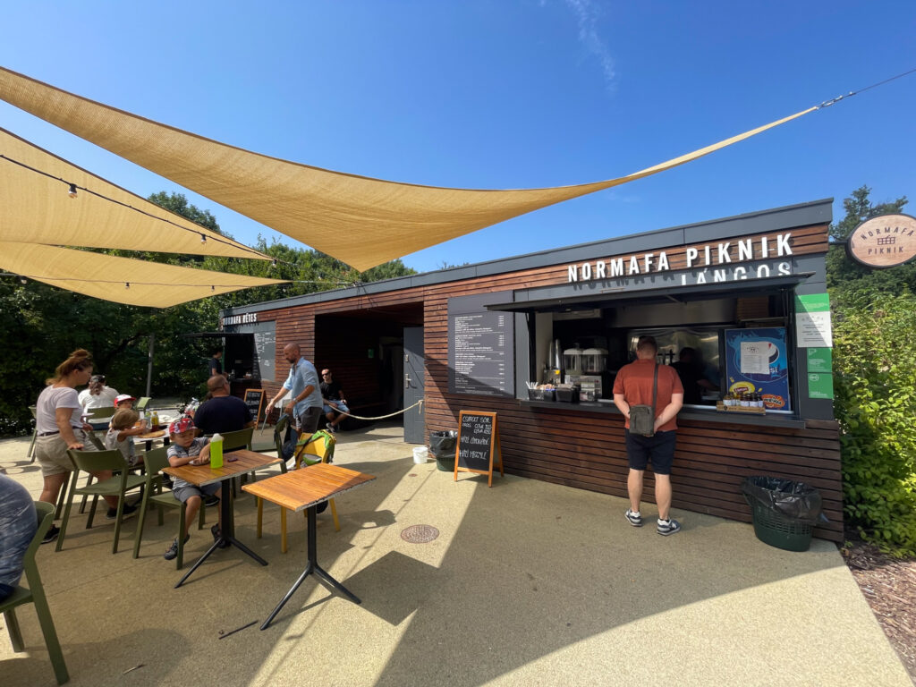 Area dedicata allo street food al Parco Normafa di Budapest