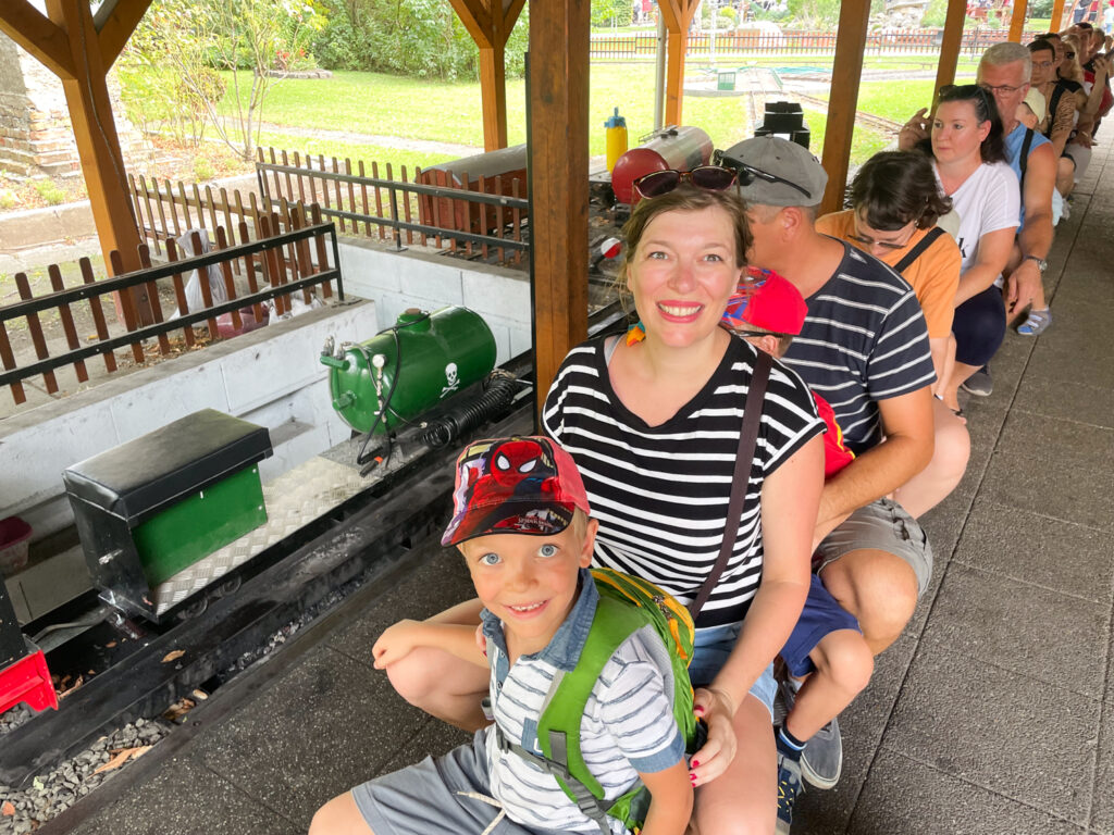 Paola e Ben Bertoni a bordo del treno in miniatura del Museo Ferroviario Ungherese di Budapest