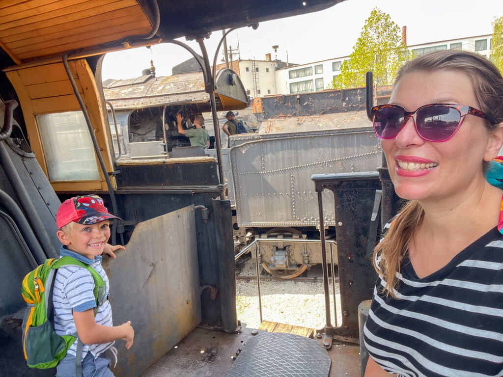 Paola e Ben Bertoni su una locomotiva a vapore al Museo Ferroviario Ungherese di Budapest