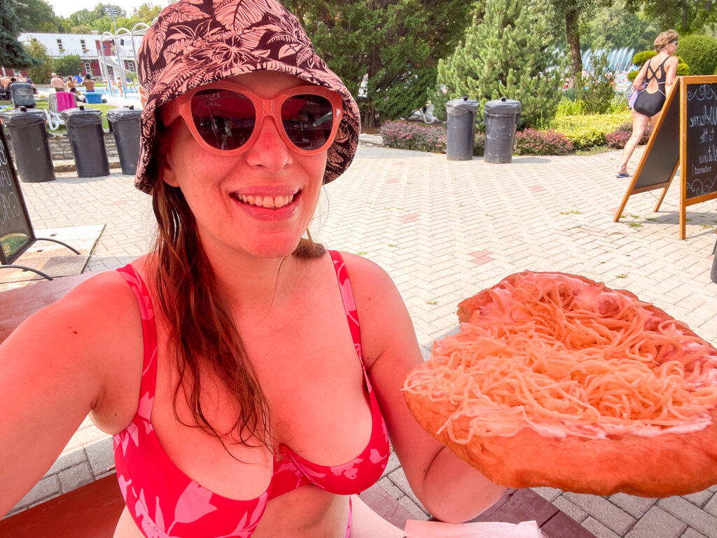 Paola Bertoni con un lángos nell'area ristoro dei Bagni Palatinus di Budapest
