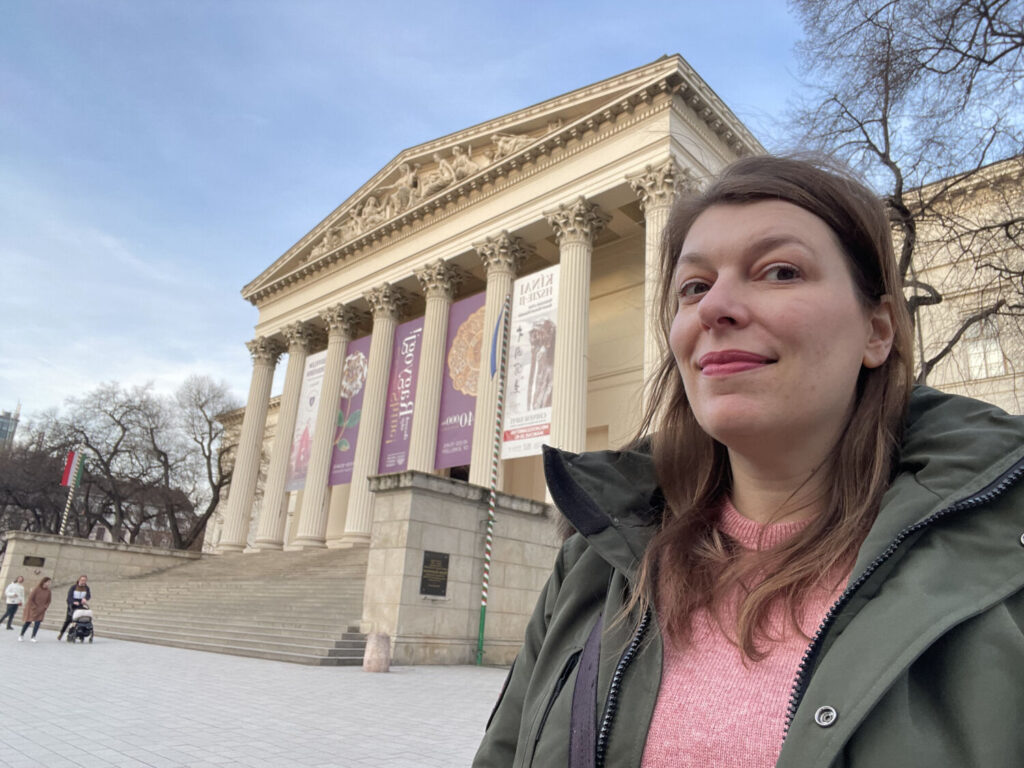 Paola Bertoni davanti al Museo Nazionale Ungherese