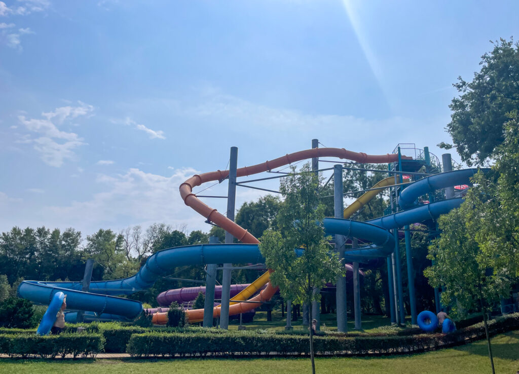 La piscina con gli scivoli delle Terme Palatinus di Budapest