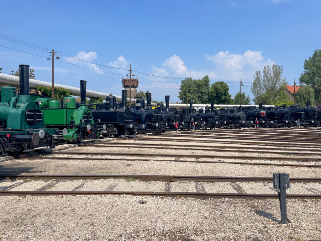 Locomotive a vapore sulla rotonda ferroviaria del Museo Ferroviario Ungherese di Budapest