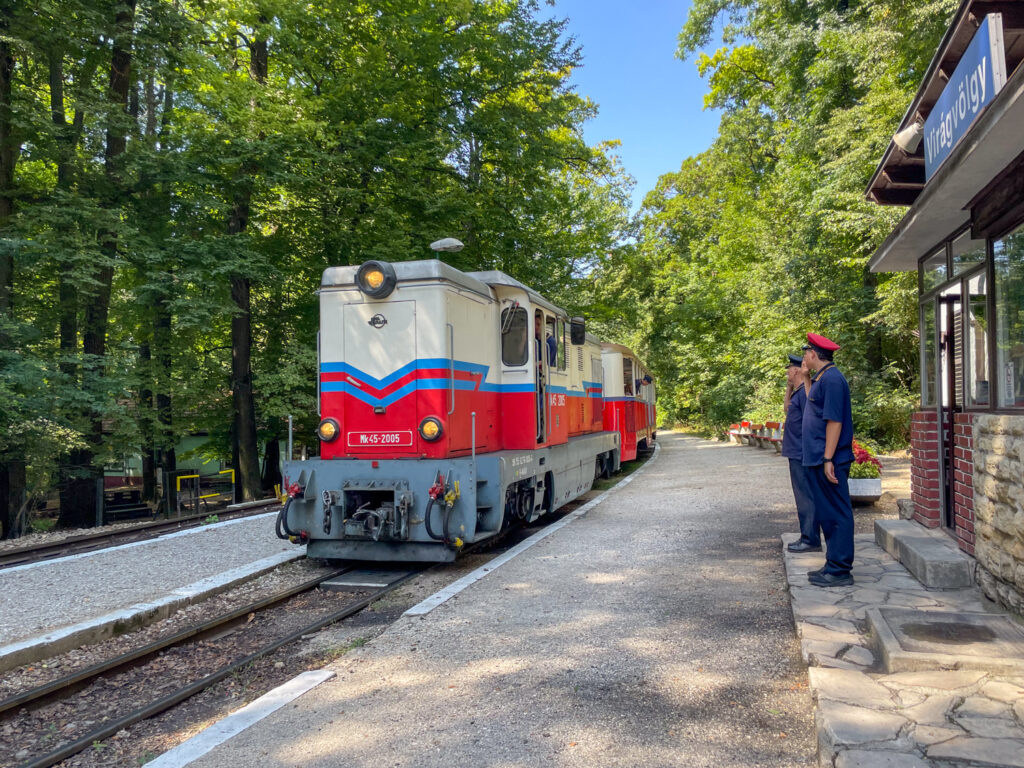 Locomotiva diesel in arrivo alla stazione Virágvölgy della ferrovia dei bambini di Budapest