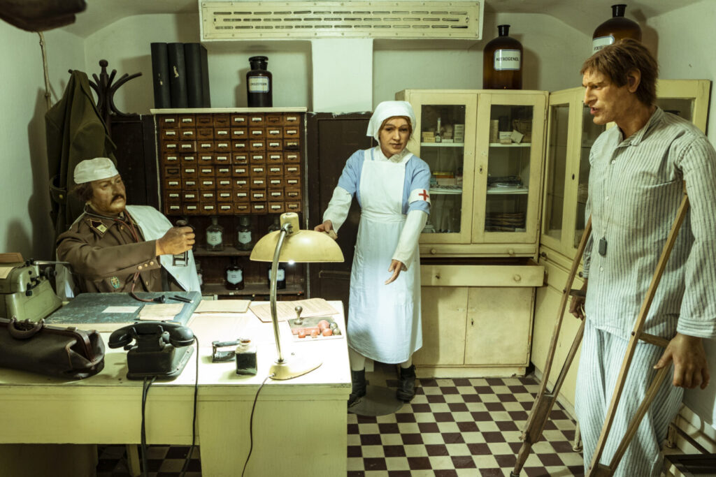 Allestimento con manichini all'Ospedale nella Roccia Bunker Antiatomico di Budapest