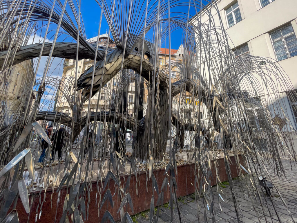 La scultura in metallo L'Albero della Vita per ricordare le vittime dell'Olocausto nel giardino della Grande Sinagoga di Via Dohány a Budapest