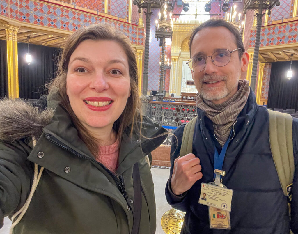Paola Bertoni e Budai Miklós all'interno della Sinagoga di via Kazinczy a Budapest