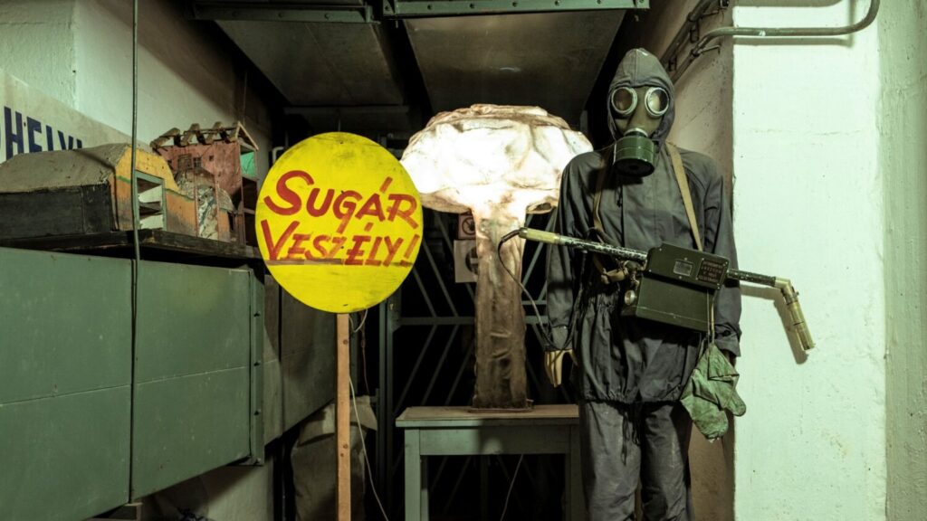 Cartello pericolo radiazioni “sugár veszély” e maschera antigas al Museo Ospedale nella Roccia Bunker Antiatomico di Budapest