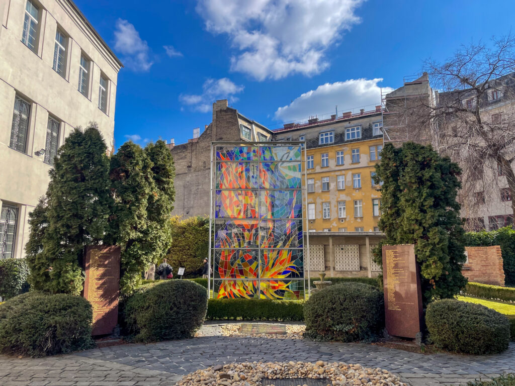 Vetrata nel giardino della Grande Sinagoga di via Dohány a Budapest