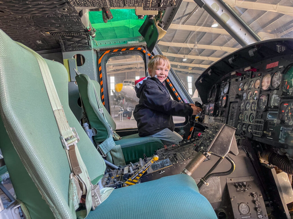 Ben Bertoni all'interno della cabina dell'elicottero Agusta-Bell 212 al Museo dell'Aviazione di Malta