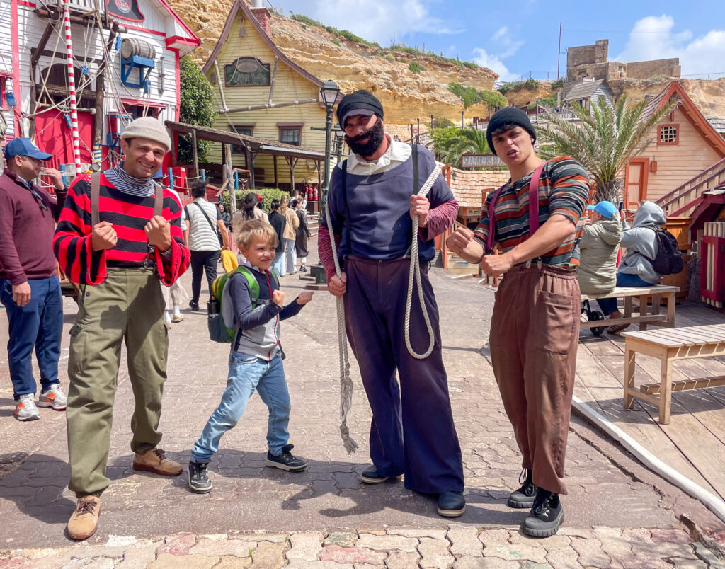 Ben Bertoni con Bruto e i marinai suoi amici al Popeye Village di Malta