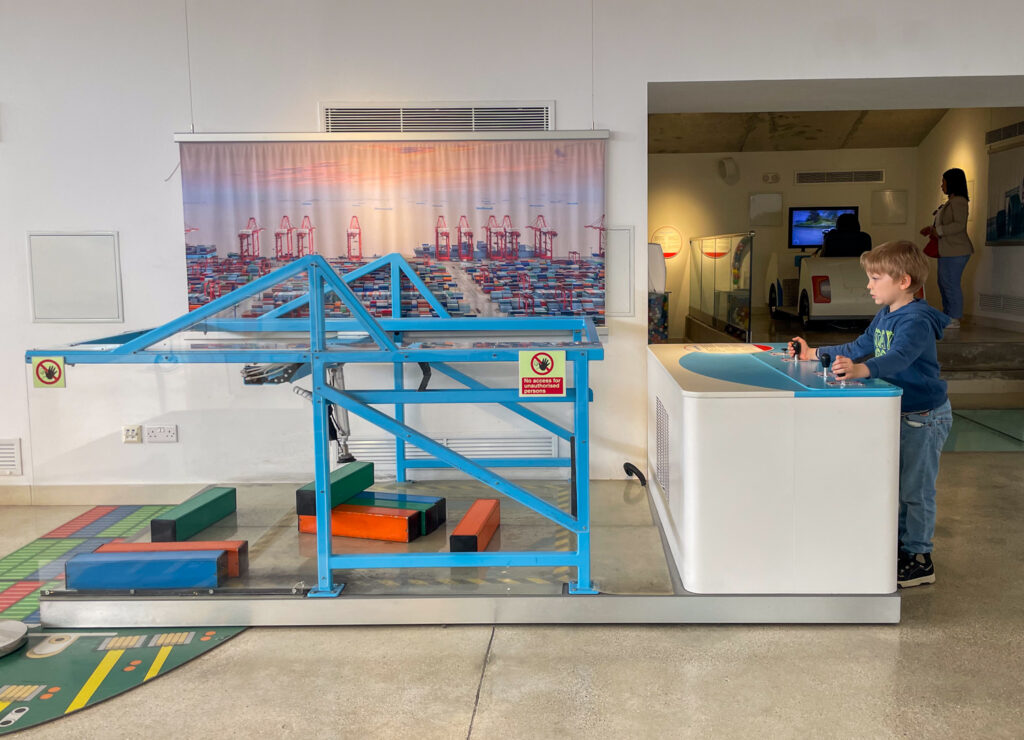 Ben Bertoni mentre gioca con il modello di una gru navale al museo della scienza Esplora a Malta