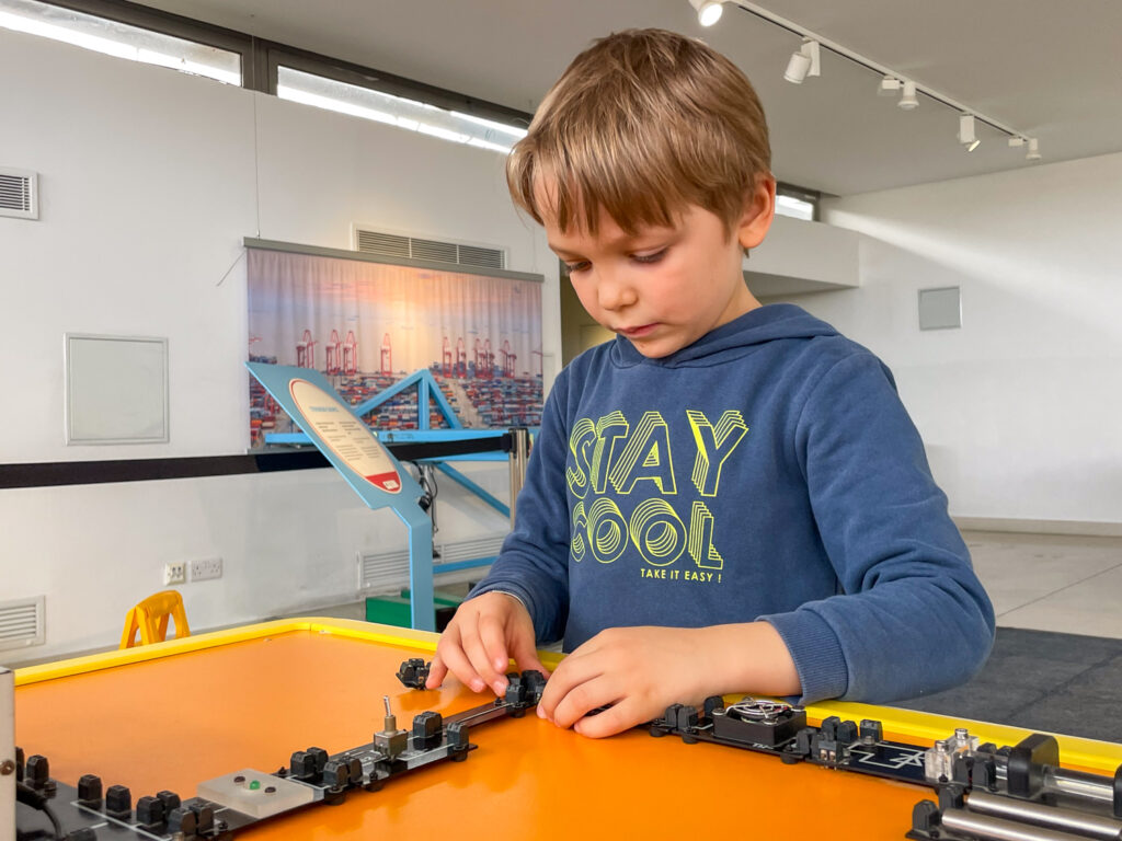 Ben Bertoni mentre progetta un circuito elettrico al museo della scienza Esplora a Malta