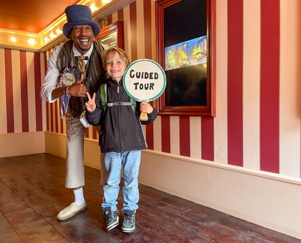 Ben Bertoni con il sindaco di Sweethaven durante il tour guidato al set del film Popeye al Popeye Village di Malta